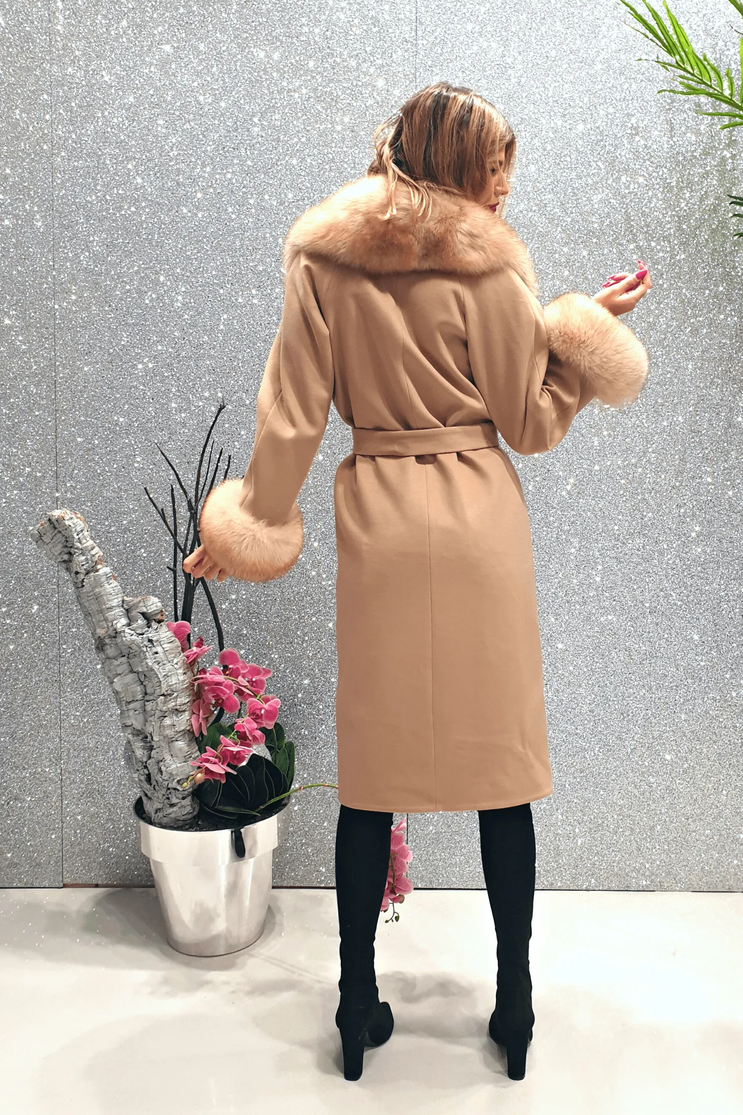 Cappotto invernale foderato beige di cashmere con collo e polsi in pelo naturale