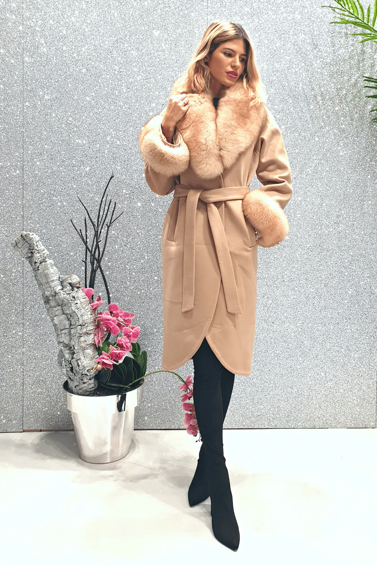 Cappotto invernale foderato beige di cashmere con collo e polsi in pelo naturale