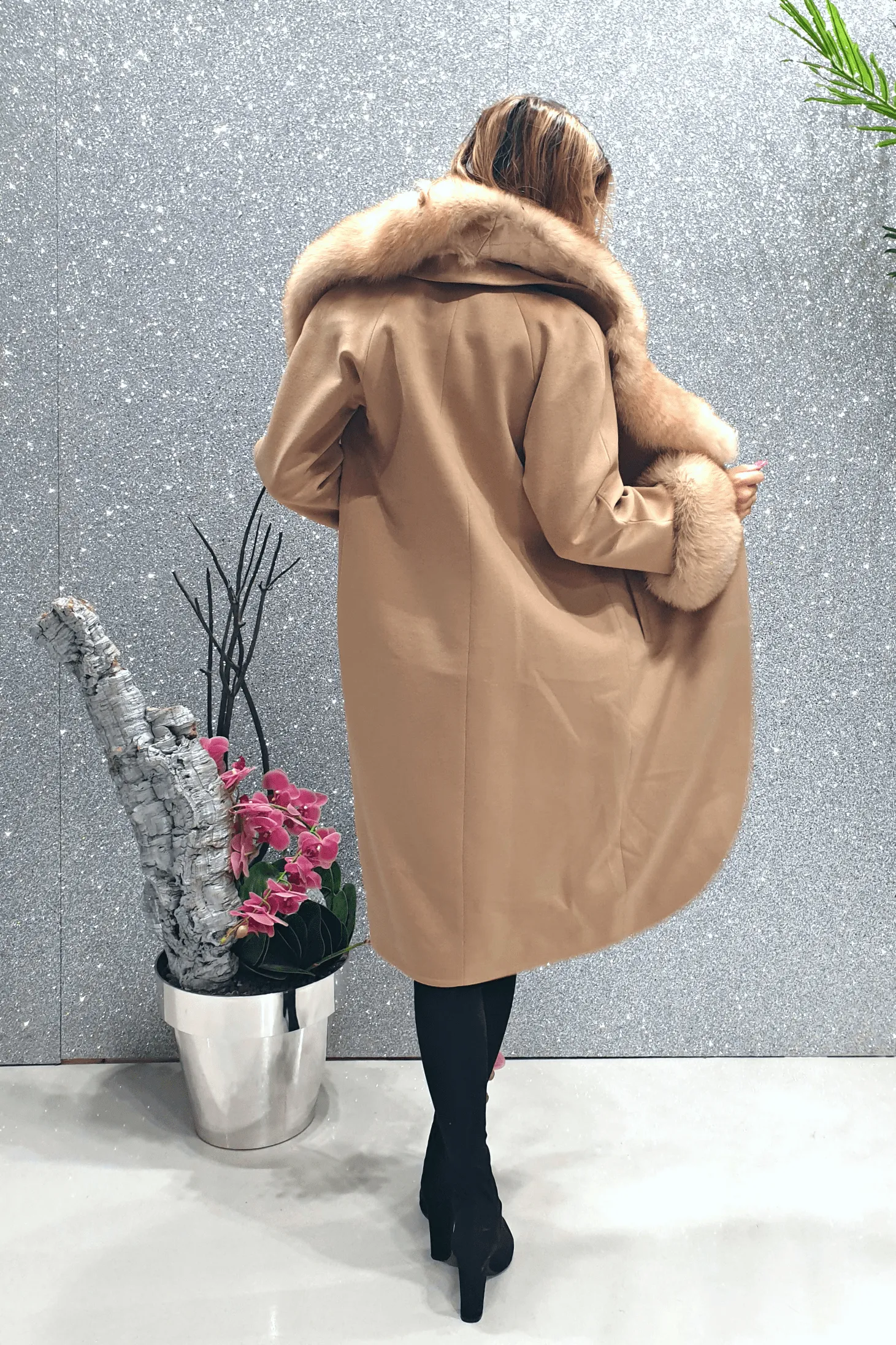 Cappotto invernale foderato beige di cashmere con collo e polsi in pelo naturale