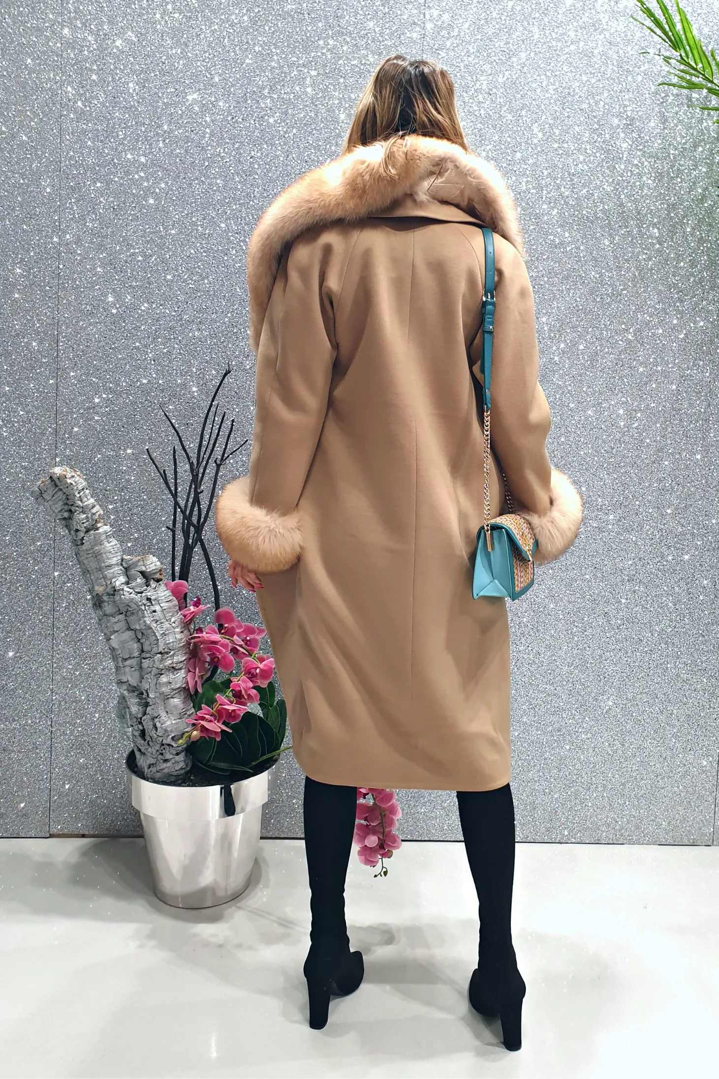 Cappotto invernale foderato beige di cashmere con collo e polsi in pelo naturale