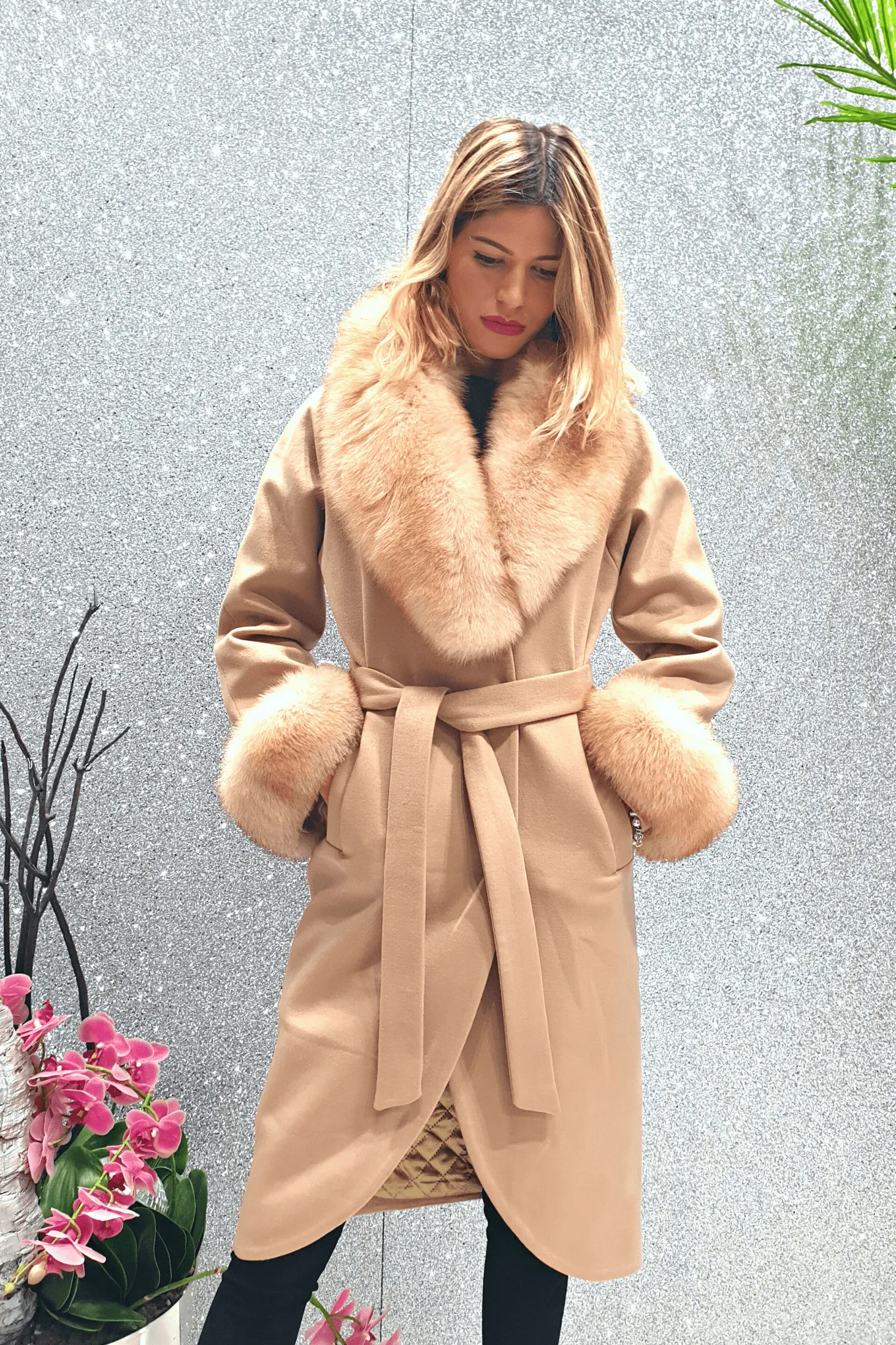 Cappotto invernale foderato beige di cashmere con collo e polsi in pelo naturale