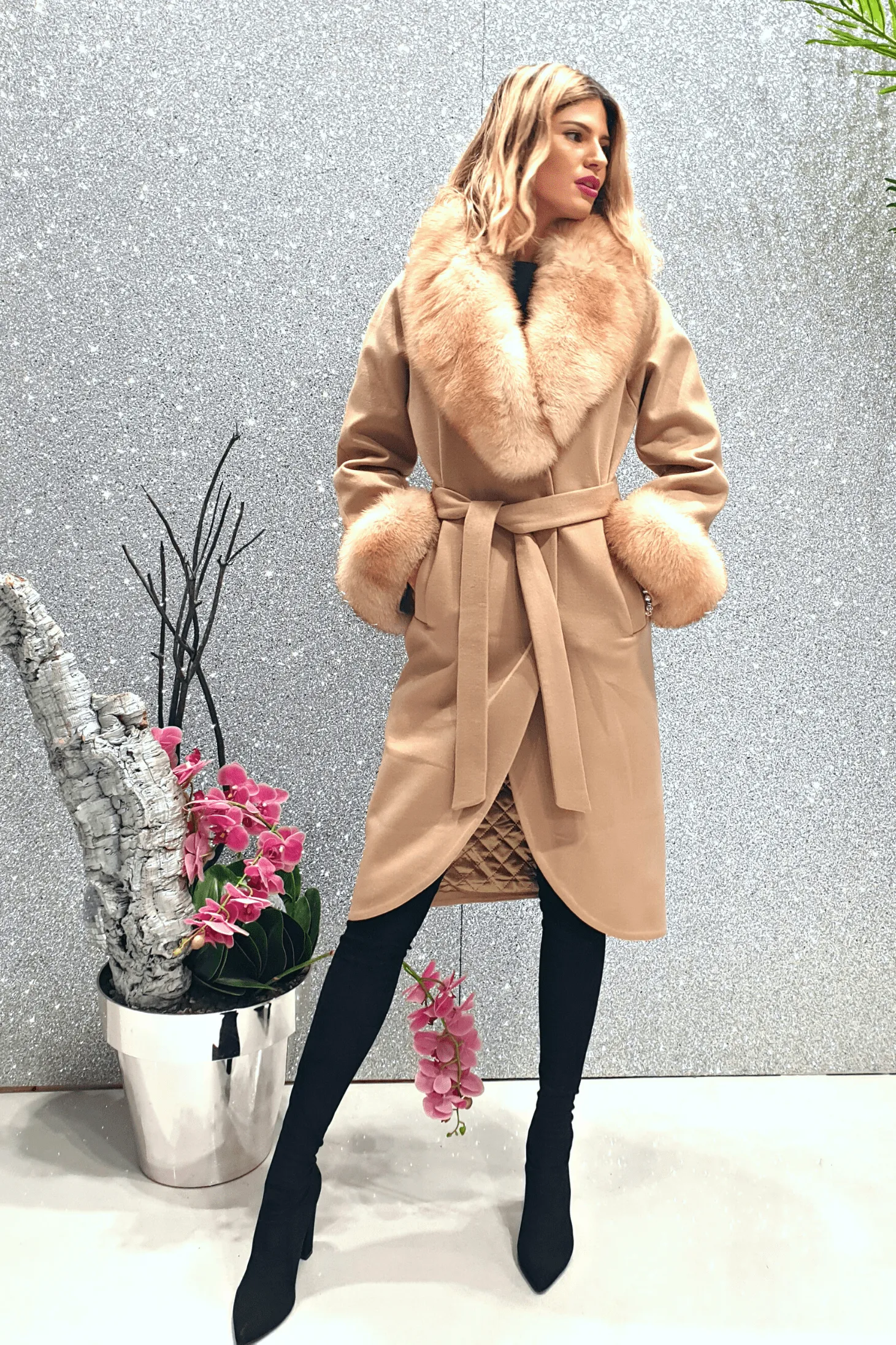 Cappotto invernale foderato beige di cashmere con collo e polsi in pelo naturale